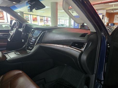 Used 2018 Cadillac Escalade Premium Luxury AWD/4WD image 15