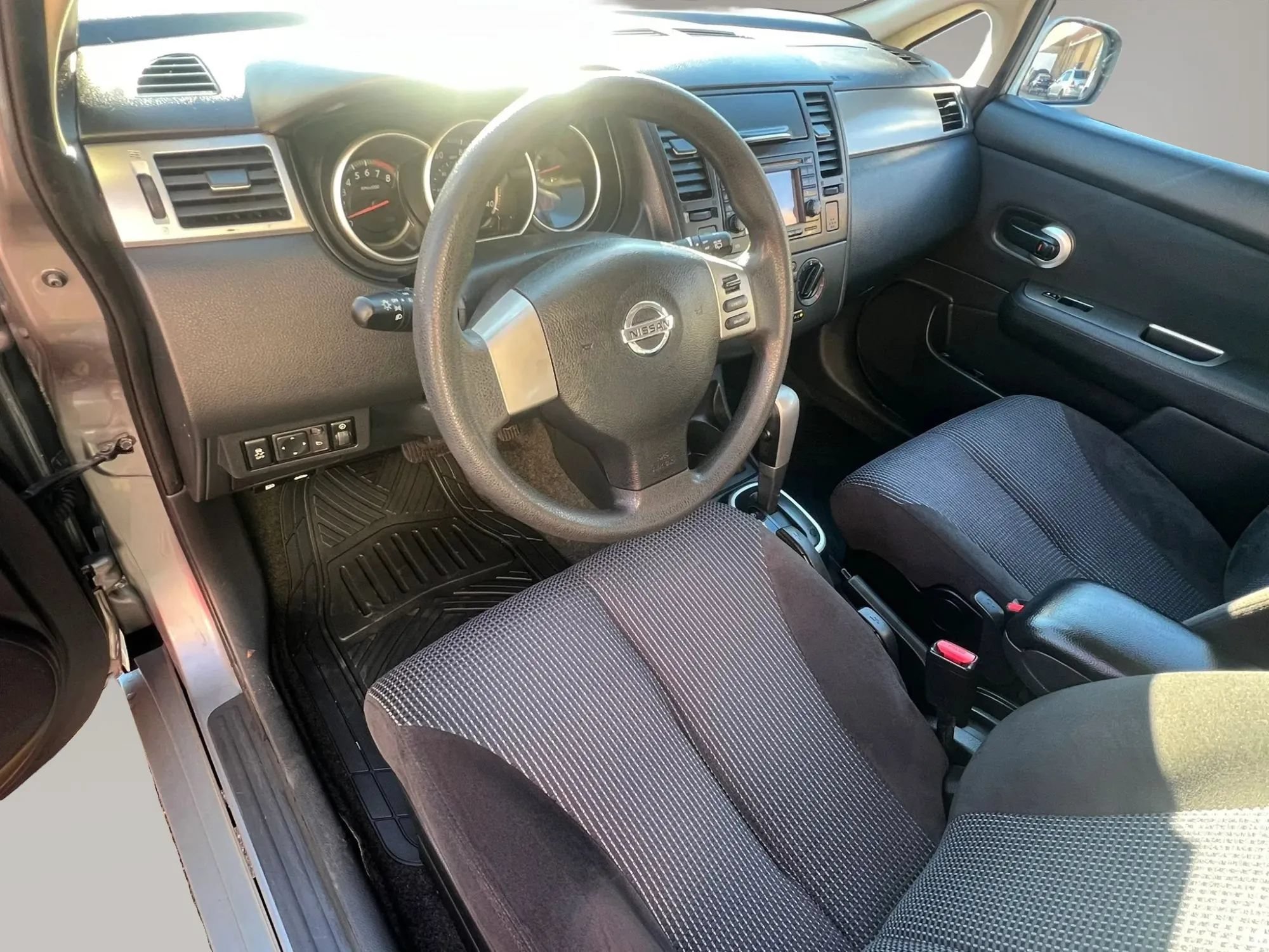 Used 2011 Nissan Versa Hatchback w/ Navigation/Satellite Pkg FWD image 13