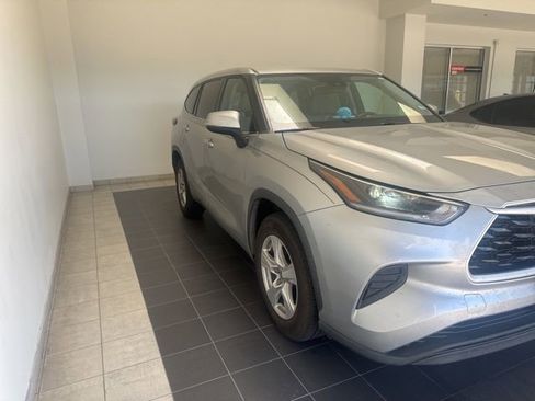 Used 2021 Toyota Highlander L image 3