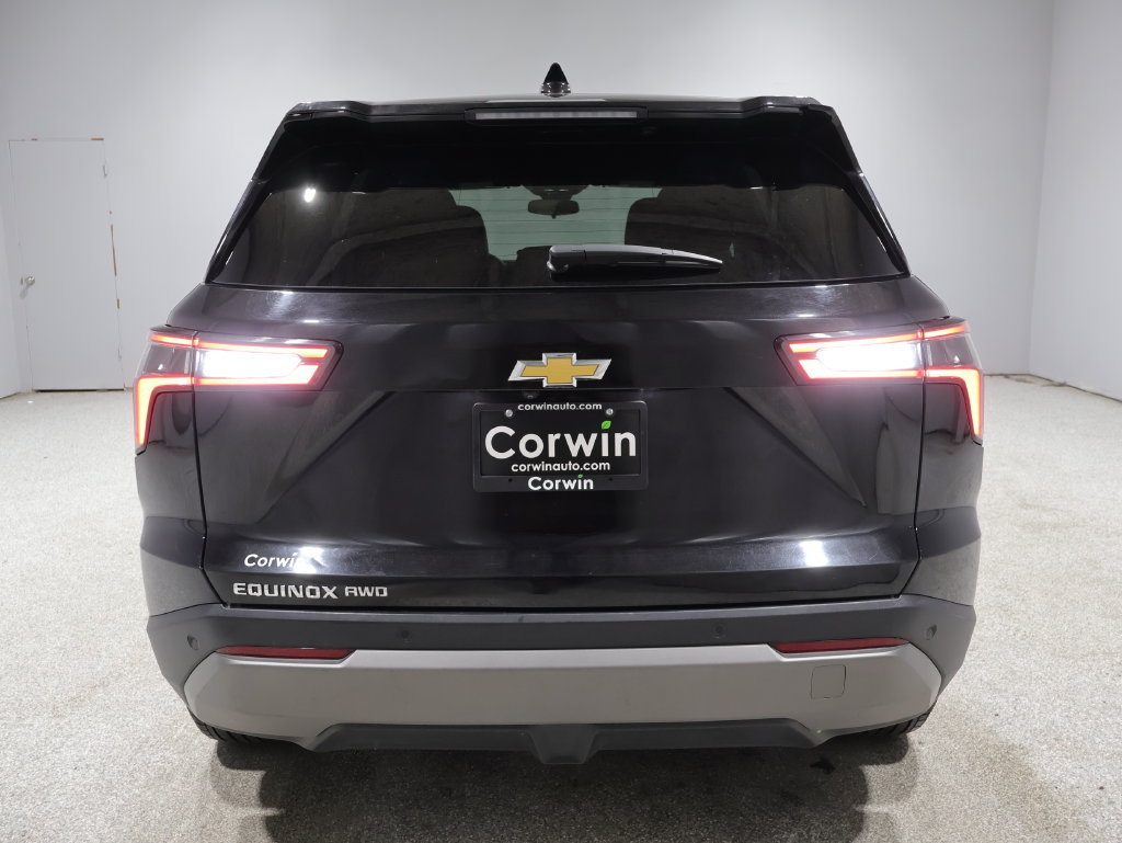 Used 2025 Chevrolet Equinox LT AWD/4WD image 3