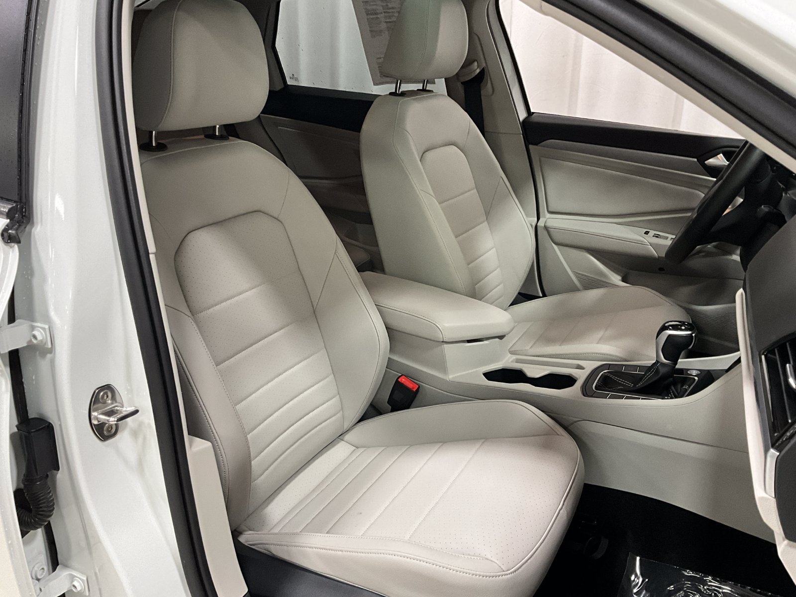 Used 2023 Volkswagen Jetta SE FWD image 10
