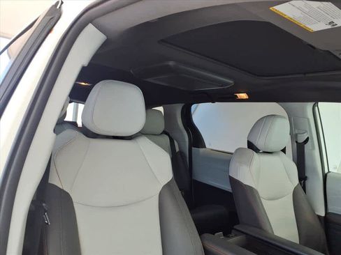 Used 2022 Toyota Sienna XSE image 24