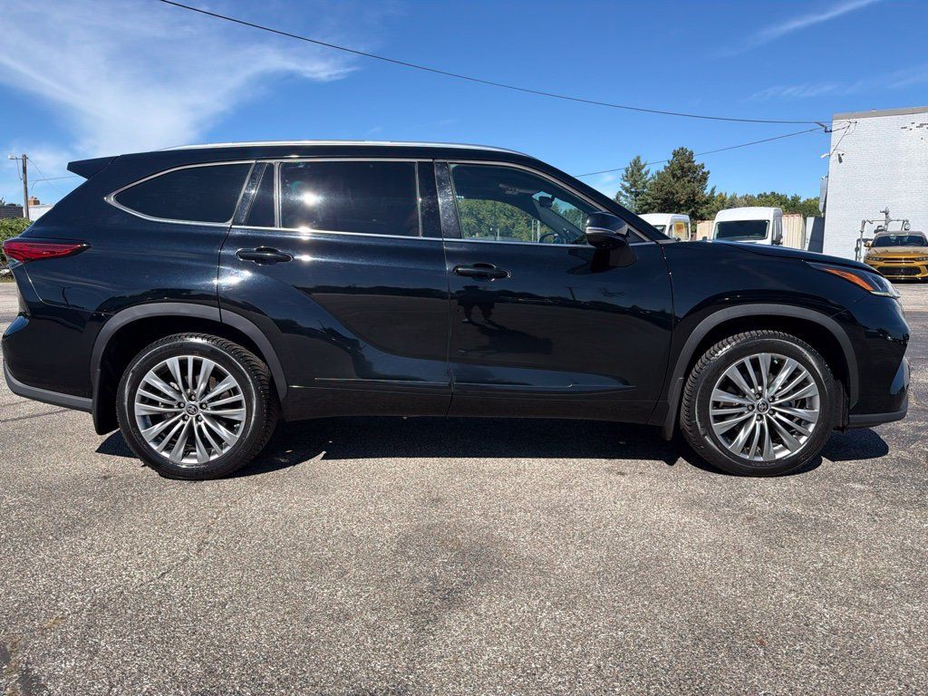 Used 2021 Toyota Highlander Platinum AWD/4WD image 6