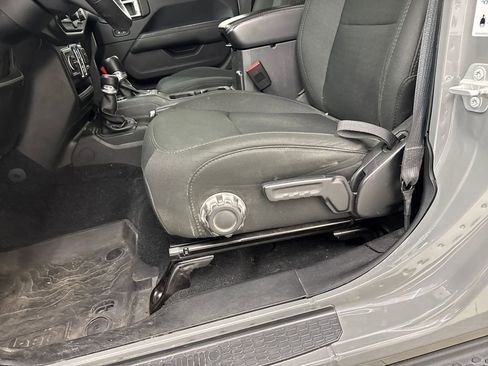 Used 2018 Jeep Wrangler Unlimited Sahara w/ Cold Weather Group AWD/4WD image 11