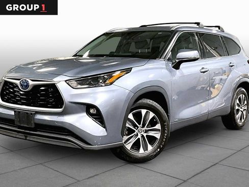 Used 2022 Toyota Highlander XLE AWD/4WD image 1