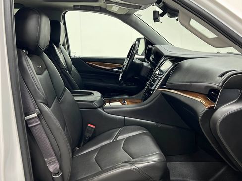 Used 2017 Cadillac Escalade Luxury AWD/4WD image 34