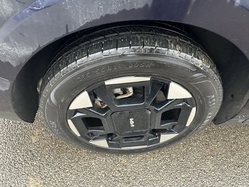 Used 2025 Kia Carnival EX image 18