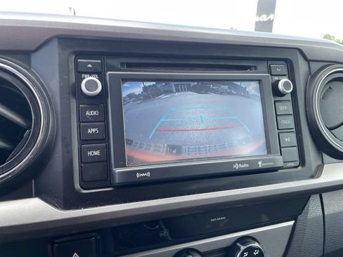 Used 2018 Toyota Tacoma SR5 AWD/4WD image 14