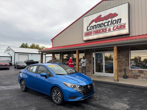 Used 2023 Nissan Versa SV image 1