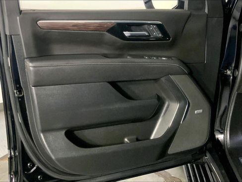 Used 2025 Chevrolet Tahoe Premier AWD/4WD image 24
