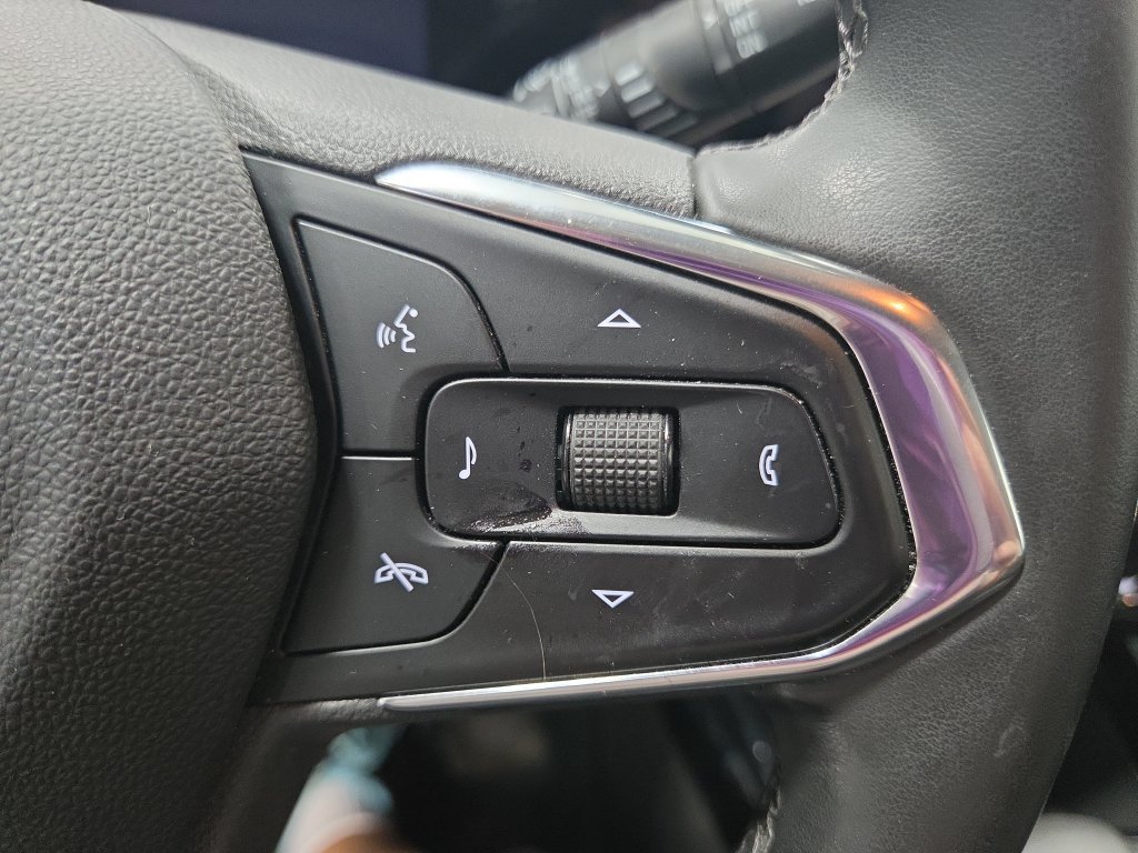 Used 2025 Chevrolet Trax LT w/ LT Convenience Package FWD image 31