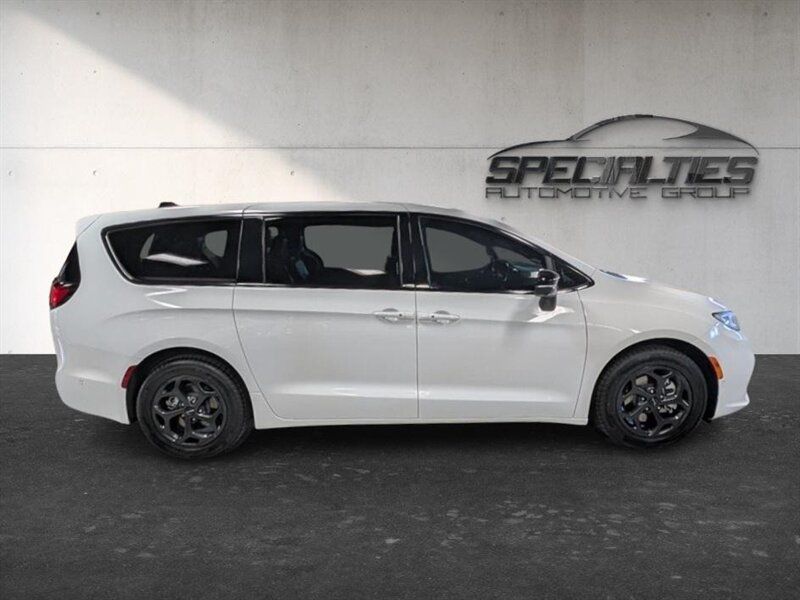 Used 2023 Chrysler Pacifica Limited w/ S Appearance Package FWD image 11