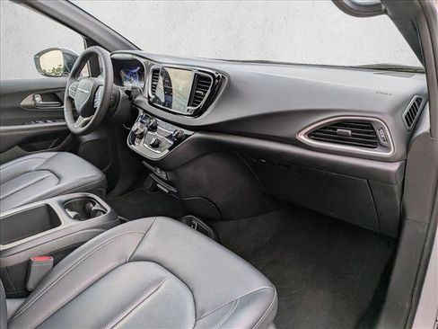 Used 2025 Chrysler Pacifica Select FWD image 22