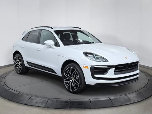 Certified 2026 Porsche Macan AWD/4WD image 9