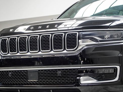 Used 2022 Jeep Wagoneer Series III w/ Premium Group I AWD/4WD image 2