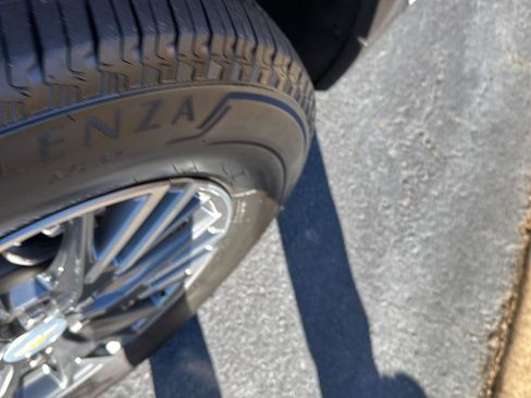 Used 2025 Chevrolet Traverse LT image 34