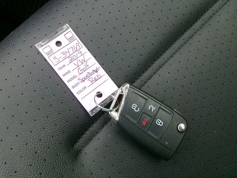 Used 2019 Volkswagen Golf S image 18