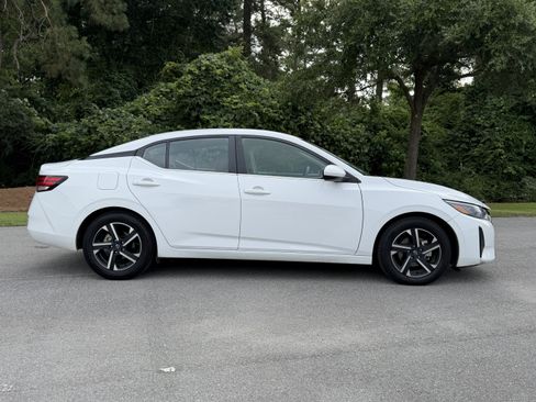 Used 2024 Nissan Sentra SV FWD image 2