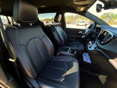 Used 2025 Chrysler Pacifica Select image 13