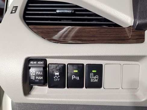 Used 2016 Toyota Sienna XLE image 39