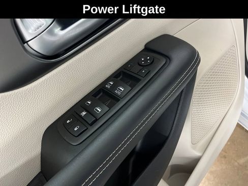 Used 2024 Chrysler Pacifica Touring-L image 15