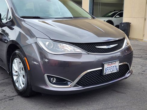 Used 2018 Chrysler Pacifica Touring Plus FWD image 9