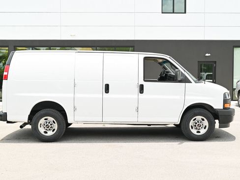 Used 2021 GMC Savana 2500 RWD image 8