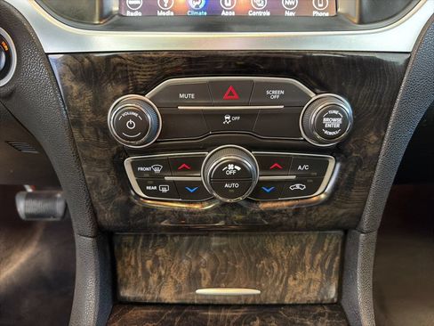 Used 2018 Chrysler 300 Limited AWD/4WD image 15