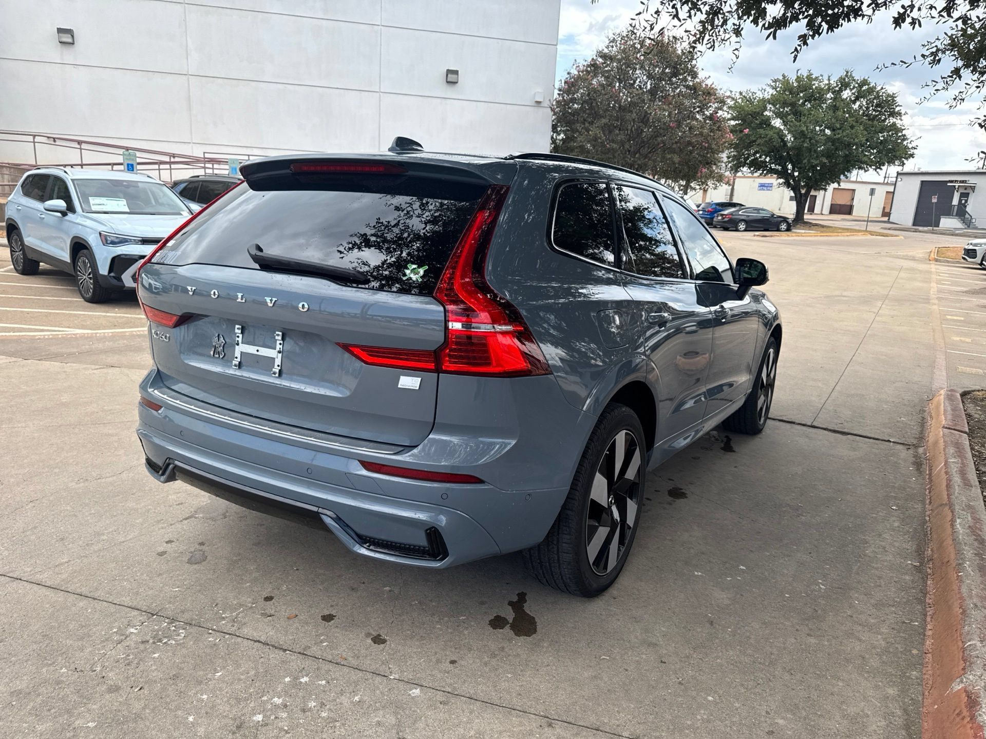 Used 2024 Volvo XC60 T8 Plus w/ Protection Package Premier AWD/4WD image 7