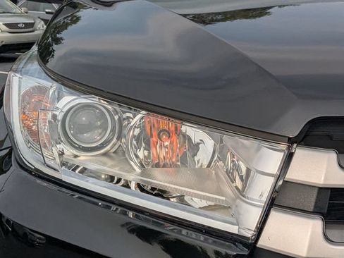 Used 2019 Toyota Highlander XLE AWD/4WD image 12