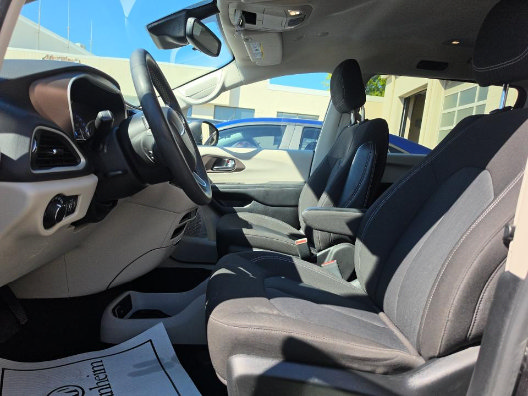 Used 2023 Chrysler Voyager LX FWD image 4