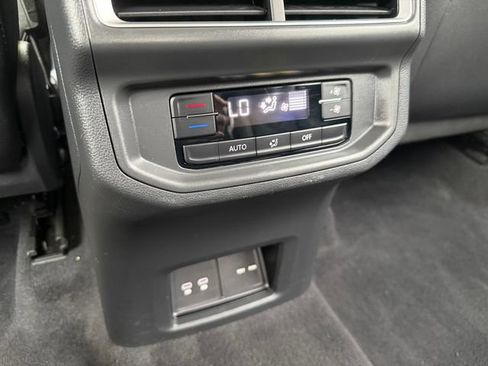 Used 2024 Volkswagen Atlas SE AWD/4WD image 17