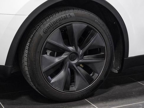 Used 2025 Tesla Model Y Long Range image 59