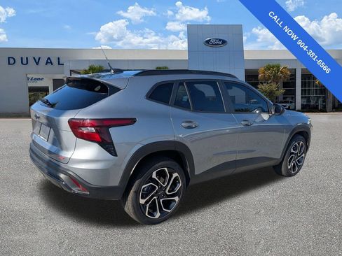 Used 2025 Chevrolet Trax RS w/ Sunroof Package FWD image 4