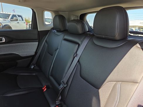 Used 2022 Jeep Compass Latitude w/ Convenience Group AWD/4WD image 21