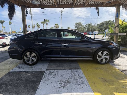 Used 2017 Hyundai Sonata Limited w/ Ultimate Package 02 FWD image 4