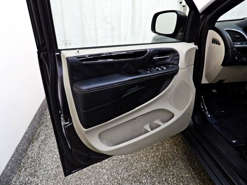 Used 2016 Dodge Grand Caravan SE FWD image 9