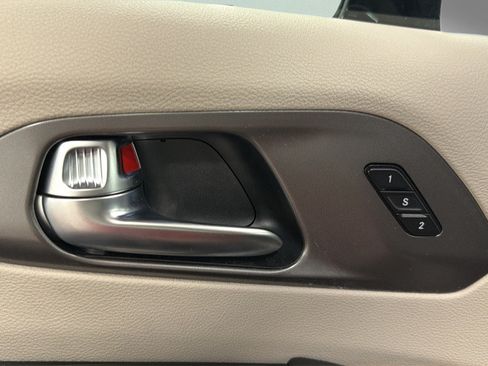 Used 2024 Chrysler Pacifica Touring-L FWD image 16