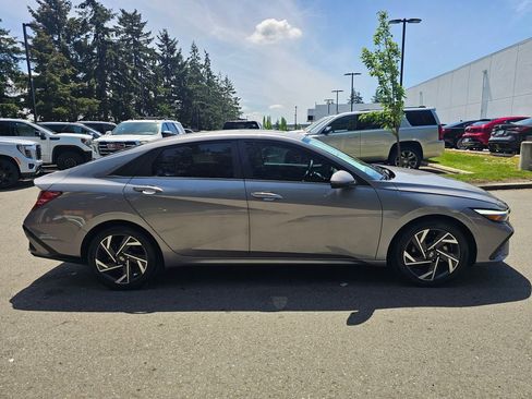 Used 2025 Hyundai Elantra Limited FWD image 7