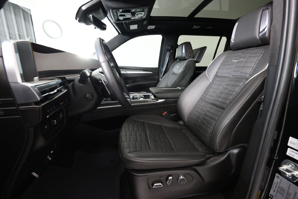 Used 2025 Cadillac Escalade ESV V AWD/4WD image 17