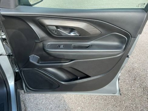 Used 2024 GMC Terrain SLT image 10