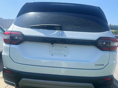 Used 2023 Honda Pilot Touring image 3
