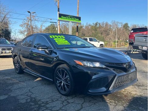 Used 2022 Toyota Camry SE image 1