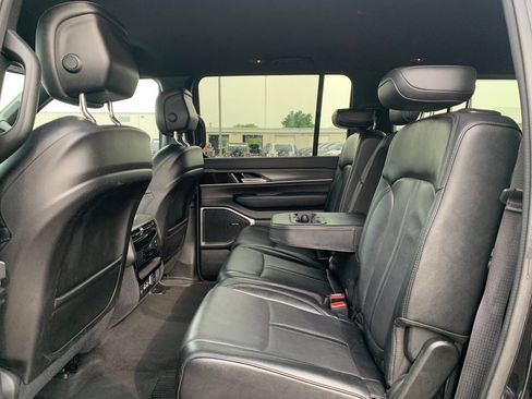 Used 2024 Jeep Wagoneer L Series II w/ Flexible Seating Group AWD/4WD image 19