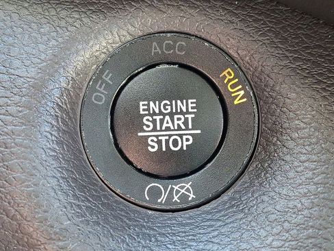 Used 2017 Jeep Cherokee Overland w/ Technology Group AWD/4WD image 23