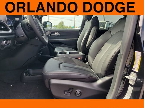 Used 2026 Chrysler Pacifica Select FWD image 16
