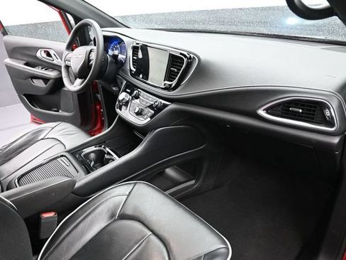 Used 2025 Chrysler Pacifica Limited FWD image 19