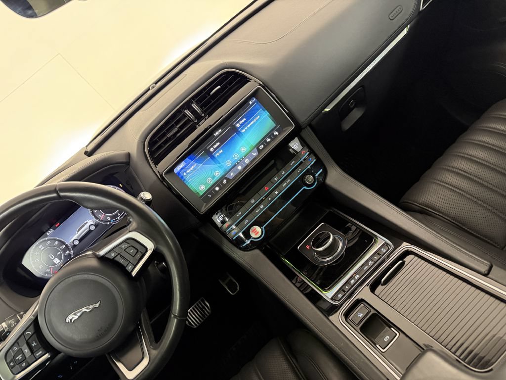 Used 2019 Jaguar F-PACE Portfolio AWD/4WD image 28