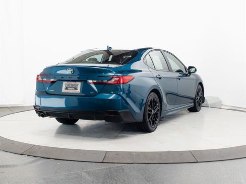 Used 2025 Toyota Camry SE FWD image 11