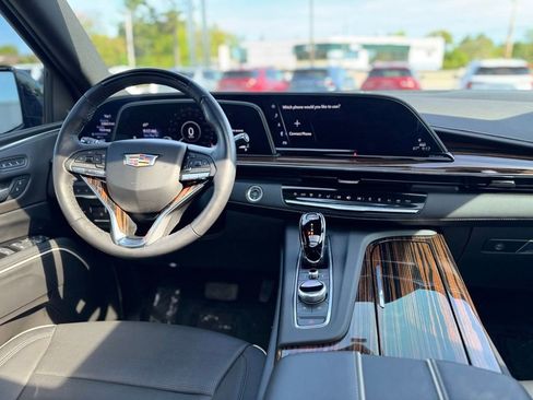 Used 2024 Cadillac Escalade Premium Luxury AWD/4WD image 13